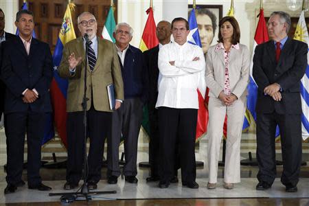 Ramon Guillermo Aveledo (2nd L), secretary of the Venezuelan coalition of opposition parties Mesa de la Unidad (MUD), talks to the media after a meeting in Caracas April 8, 2014. REUTERS/Carlos Garcia Rawlins