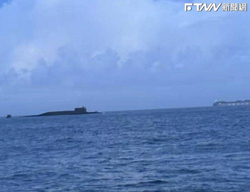 澎湖漁民18日在海峽中線驚見中國潛艦，有軍事迷推測可能為中國最新「唐級」核潛艦。（圖／民眾提供）