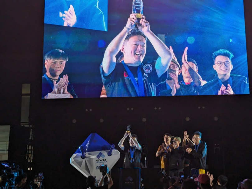 台灣代表林家弘在EVO Japan賽事中拿下《KOF XV》的冠軍。（圖／翻攝自社群網站X）