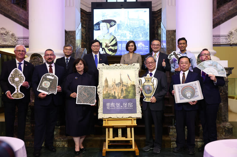 捷克城堡與堡邸特展開幕　李遠出席（3） 台灣博物館13日將正式推出特展「捷克城堡與堡 邸」，12日舉辦開幕記者會，文化部長李遠（前右 3）、台博館長洪世佑（前右2）、捷克經濟文化辦事 處代表史坦格（David Steinke）（前右）以及捷克參 議院首席副議長德拉霍斯（Jiří Drahoš）（前左 起）、捷克國家博物館總館長盧卡其（Michal  Lukeš）等人出席。 中央社記者王騰毅攝  113年6月12日 