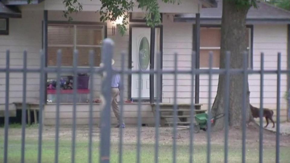 Casa en Cleveland, Texas, donde ocurrió el tiroteo.