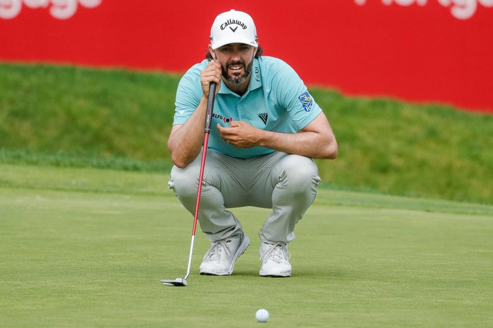 Adam Hadwin alinea el tiro antes de colocar el green 14 durante la tercera ronda del Rocket Mortgage Classic en Detroit Golf Club en Detroit el sábado 1 de julio de 2023.