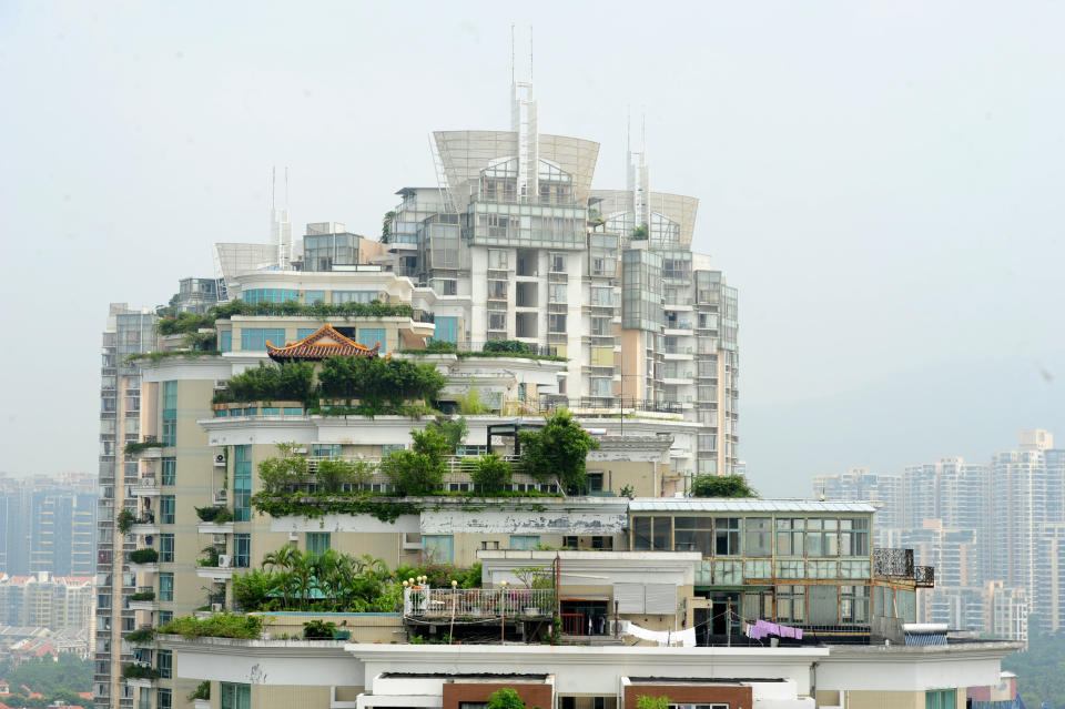 Un caso similar en China. La construcción de un templo, con tejas barnizadas y figuras de fénix, en la azotea de un edificio de 21 pisos de la ciudad de Shenzhen causó la curiosidad entre los habitantes, que dudan de su legalidad. (AFP)