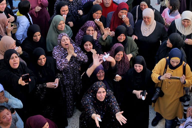 Familiares de Rawhe Sawafta, de 70 años, quien fue asesinado durante enfrentamientos con las fuerzas israelíes, lloran durante su funeral en Tubas, en Cisjordania ocupada, el 31 de octubre de 2023.