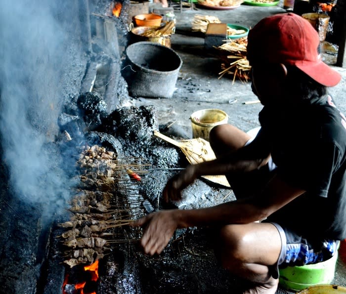 Cooking method: What makes Ponogoro satay special is the way it’s cooked.