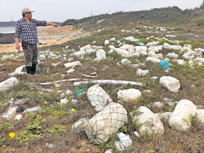 金門縣美麗海岸遭對岸保麗龍漁具和廢棄物攻占，一片髒亂大煞風景（李金生攝）