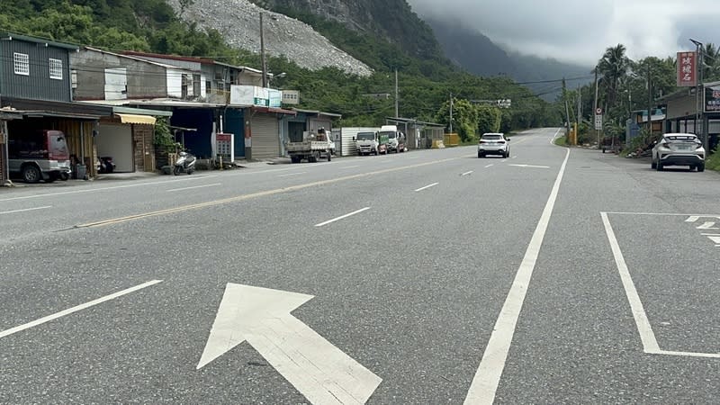 端午連假  蘇花路廊交通量銳減 端午連假9日邁入第2天，蘇花路廊南北向各約2000多 輛車次，低於交通部公路局先前預估車流，今年端午 節交通量與112年相較，僅約3成。 （花蓮縣警察局提供） 中央社記者李先鳳傳真  113年6月9日