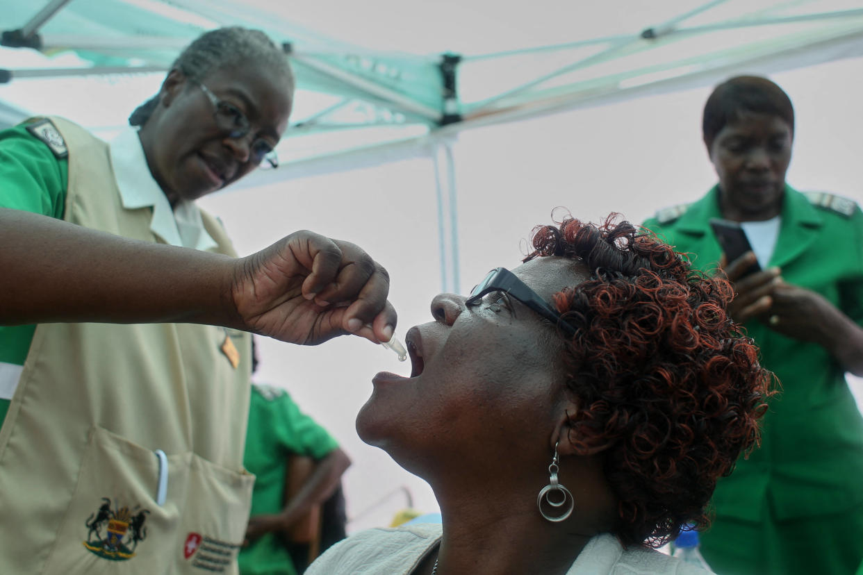 A Mayotte, trois premiers cas de choléra « autochtones » confirmés ce vendredi 26 avril. (Photo d’illustration : une infirmière administre une dose de vaccin, au Zimbabwe)