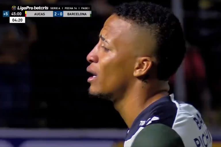 Byron Castillo pidió el cambio después de cometer un penal; la denuncia de la ANFP ante la FIFA por falsificación de identidad está afectando al futbolista