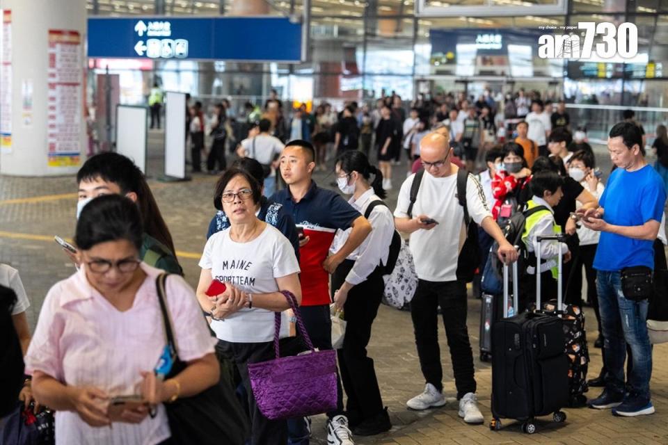 大批港人下午經港珠澳大橋回港。(林靄怡攝)