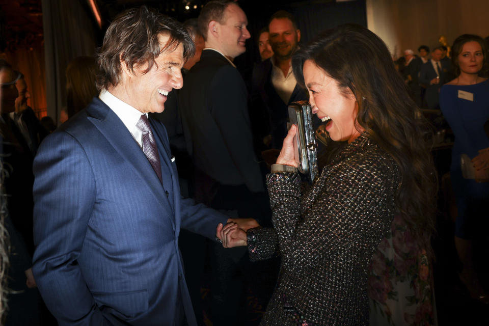 Tom Cruise avec l’actrice Michelle Yeoh, révélée dans le film « Everything Everywhere All At Once » de Daniel Scheinert et Daniel Kwan.  Elle est nominée aux prochains Oscars dans la catégorie « meilleure actrice ».