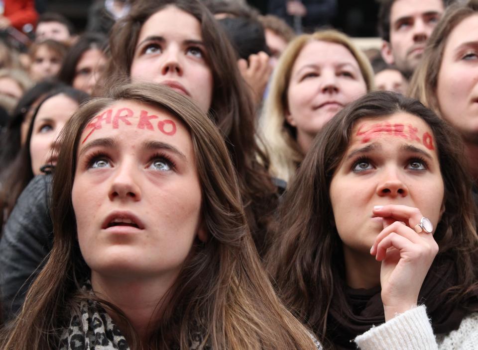 Les militants Sarkozistes apprennent la défaite de leur candidat. AFP PHOTO / JACQUES DEMARTHON
