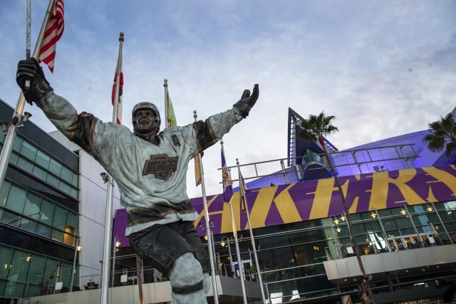 Kings Legend Luc Robitaille to Get Statue at Staples Center