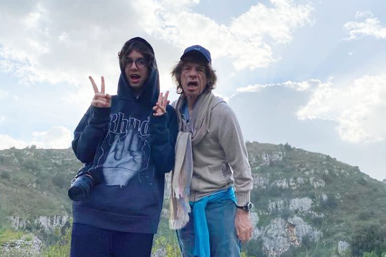 Lucas Jagger, el hijo de 21 años de Mick Jagger, sorprendió por el parecido con su padre durante unas vacaciones juntos