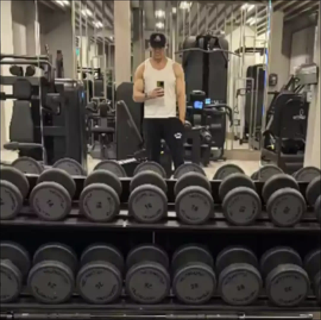  Ryan Reynolds Gym Selfie. 