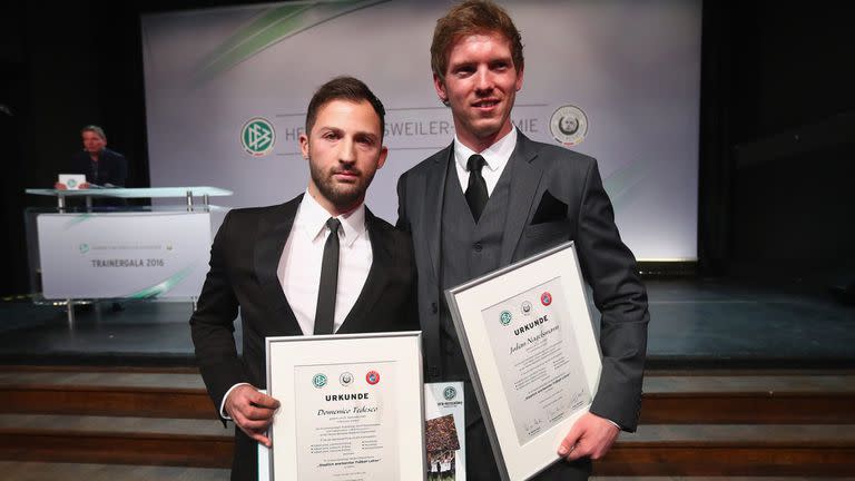 Tedesco con Nagelsmann, compañeros de clase, recibiendo su diploma de entrenadores