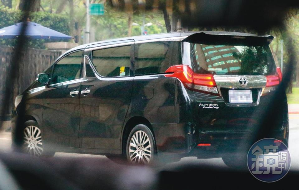 17：47，哈林送老婆小孩上車後，自行往忠孝東路方向步行離去，張嘉欣則與孩子們直接回家。