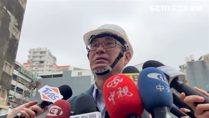 台南市政府工務局長陳世仁指出，初步研判坍塌原因可能是連續壁工程導溝破損，導致外側土壤流進來造成。（圖／翻攝畫面）