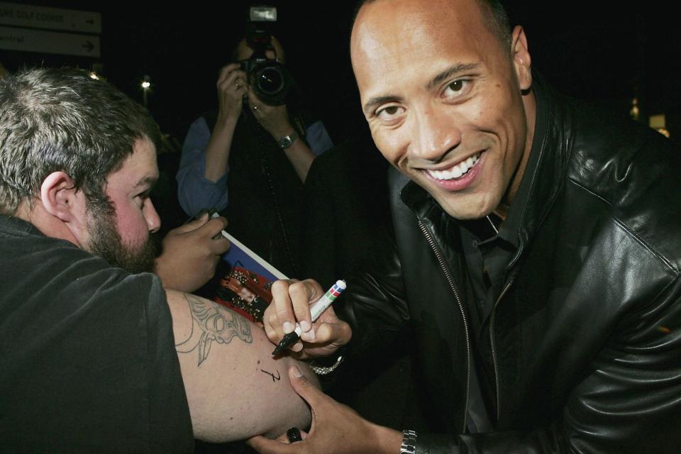 <p>Schreiben kann er auch - und nicht nur Autogramme: Johnsons Autobiografie "The Rock Says" stieg im Jahr 2000 direkt auf Platz eins der Bestsellerliste der New York Times ein und blieb dort mehrere Wochen. (Bild: Patrick Riviere/Getty Images)</p> 