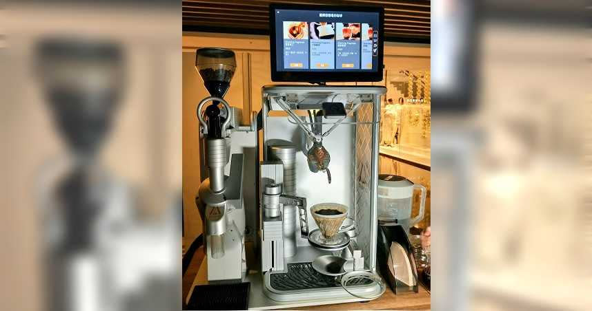 耗時兩年研發、台灣第一台結合科技與冠軍咖啡師沖煮技術的「Qofii智慧手沖咖啡平台」今日正式發表。(攝影/高靜玉)