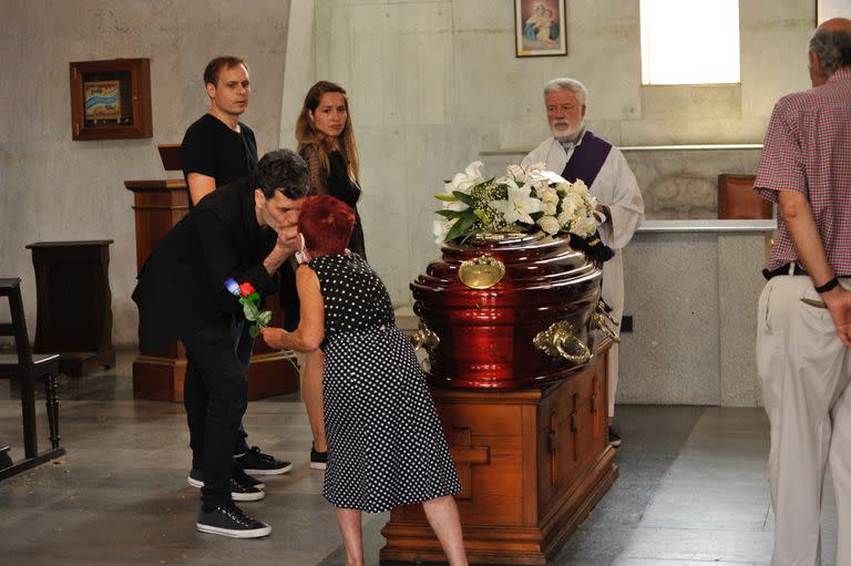 Gastón, el hijo de Pinky, agradeció los gestos de cariño hacia su madre este domingo en el cementerio de la Chacarita