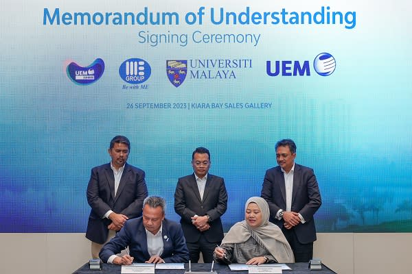  Front row, from left to right - Dean of the Faculty of Science, Universiti Malaya, Professor  Dr. Zulqarnain Mohamed and Chairperson of MLMSB, Zaida Khalida Shaari, signed the  MoU between inked an MoU with Universiti Malaya’s Faculty of Science to assess the water  quality of the lake in the Kepong Metropolitan Park. Back row, from left to right - Chief Executive Officer of UEM Sunrise and Director of MLMSB,  Sufian Abdullah; Minister of Natural Resources, Environment and Climate Change, Nik  Nazmi Nik Ahmad and Managing Director of UEM Group Berhad Dato’ Mohd Izani Ghani witnessed the signing of the MoU 