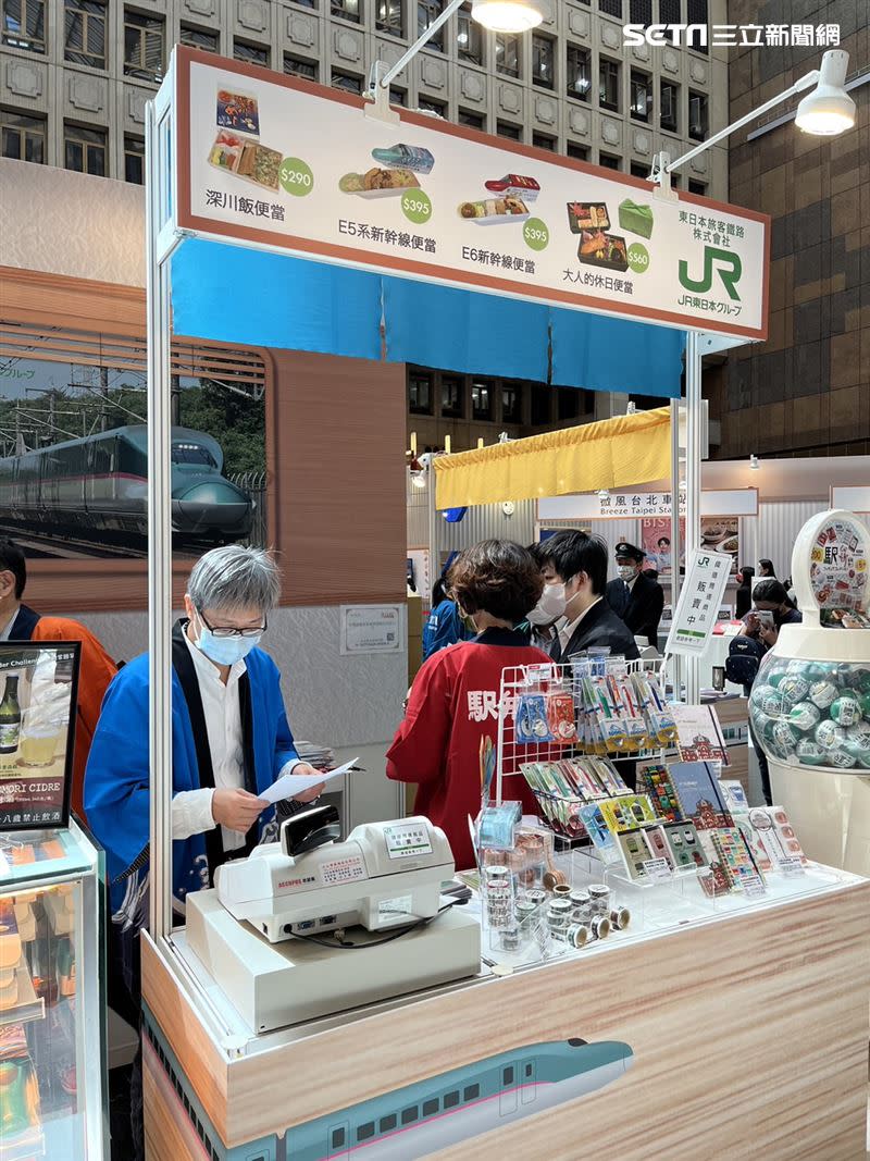 今年鐵路便當節供有8家日本鐵路便當業者參與，吸引不少鐵道迷來搶購限量商品。（圖／記者賴俊佑攝影）