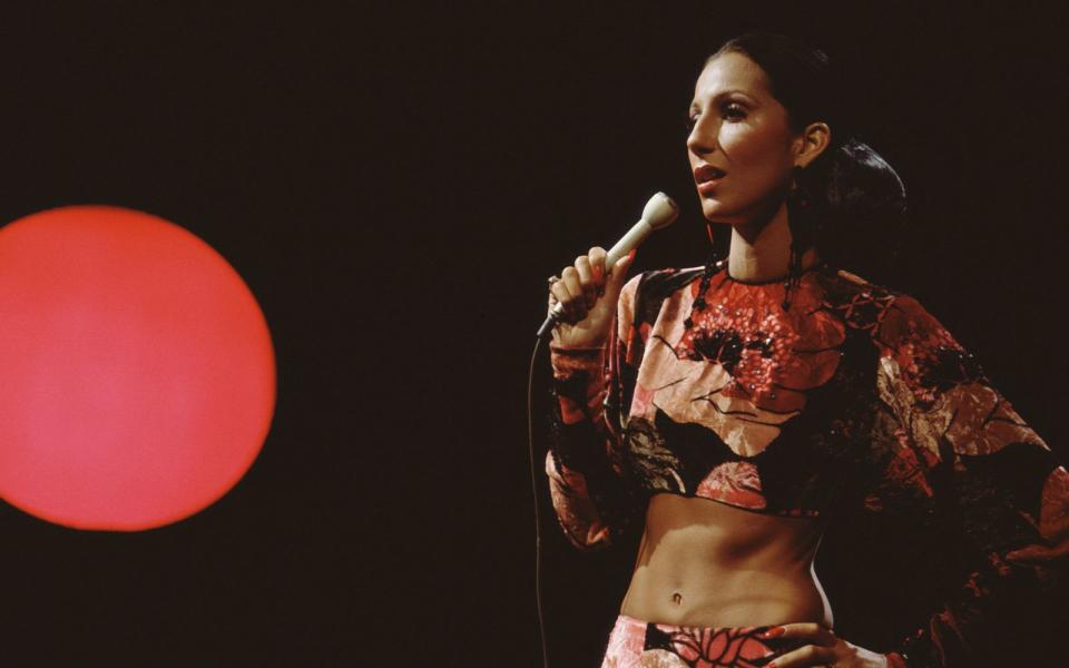 Cher in den frühen 70-ern - es war eine andere Zeit, eine andere Cher. Später hat sich die vielfach begabte Künstlerin einige Male komplett neu erfunden. (Bild: CBS Photo Archive/Getty Images)