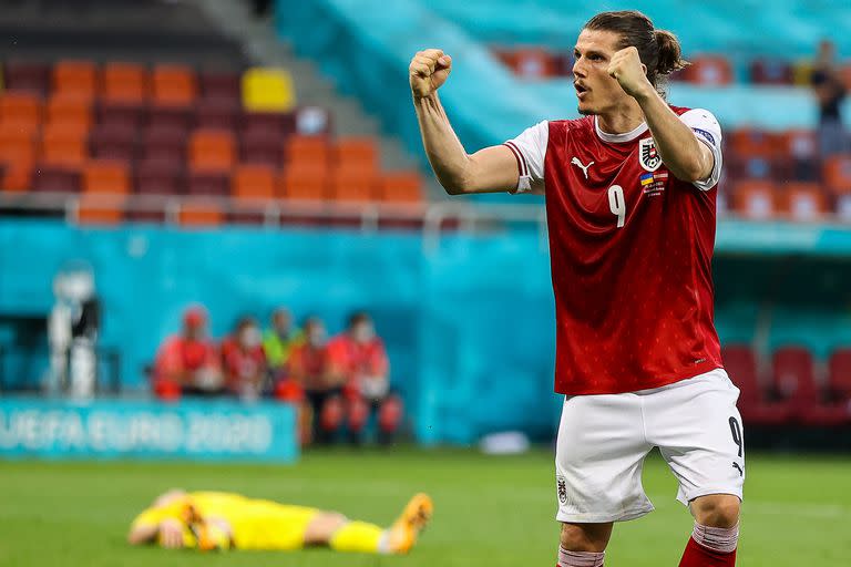 Marcel Sabitzer, de Austria, festeja luego de vencer a Ucrania en la Eurocopa 2020.