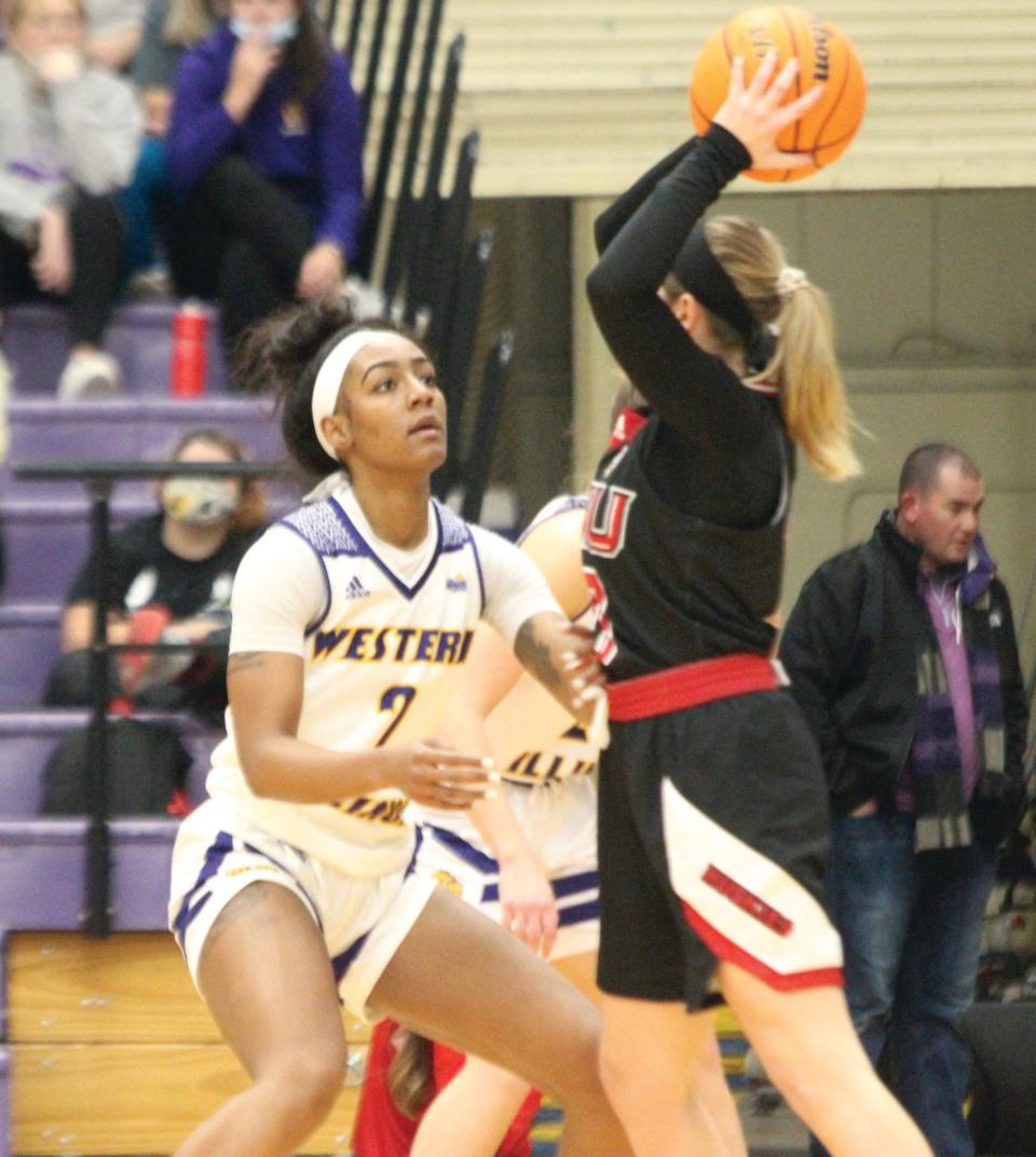 Western Illinois' Jada Thorpe defends.