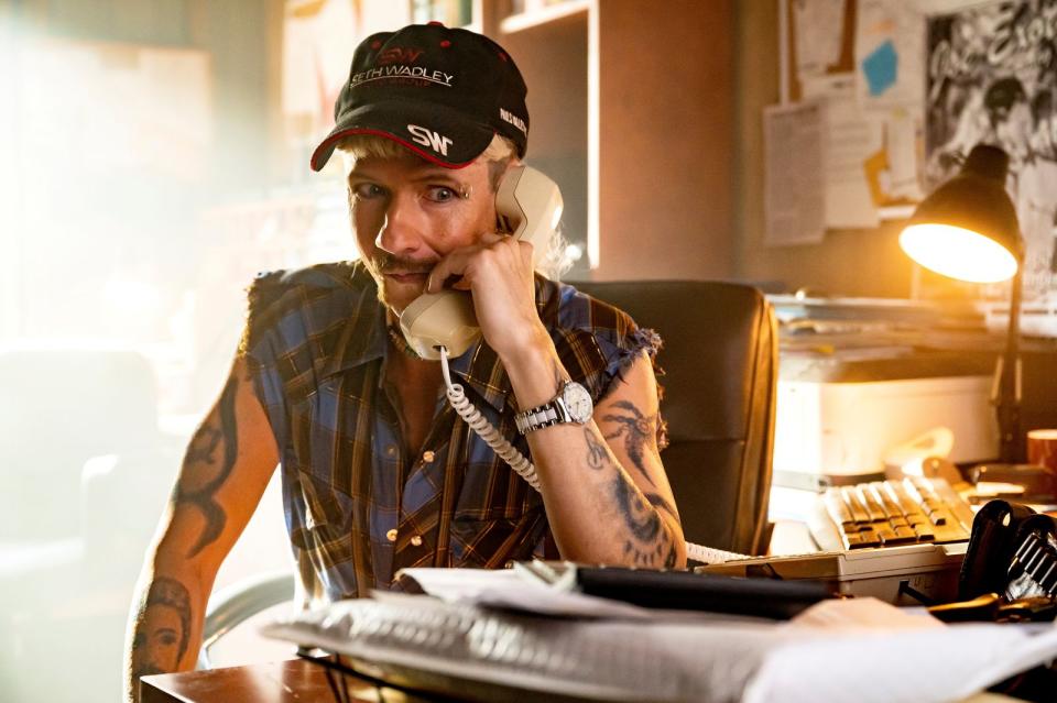 Joe Exotic (John Cameron Mitchell) lässt nichts unversucht, um seine Rivalin auszuschalten. (Bild: NBC Universal)