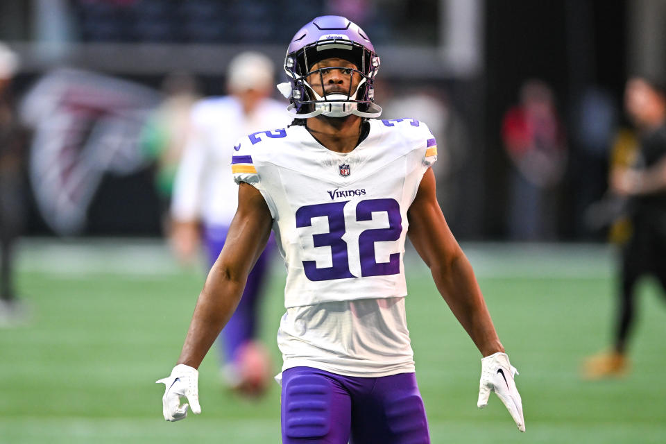 Minnesota running back Ty Chandler (32) 