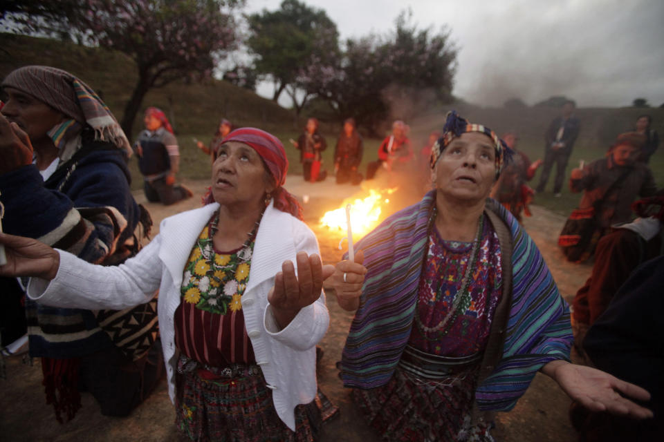 Mayan priests and priestesses make a pledge to the gods as they gather during a ceremony to commemorate 15 years of the signing of Guatemala's 1996 peace accords at the Kaminaljuyu archaeological site in Guatemala City December 29, 2011. In Guatemala, wounds from the 36-year long civil war still fester and slow progress has been made implementing the peace accords. Rising violence has now brought hardline conservative and retired army general Otto Perez to power for the first time since democracy was returned in 1986, despite concerns about the army's role in the conflict. REUTERS/William Gularte (GUATEMALA - Tags: POLITICS RELIGION ANNIVERSARY)