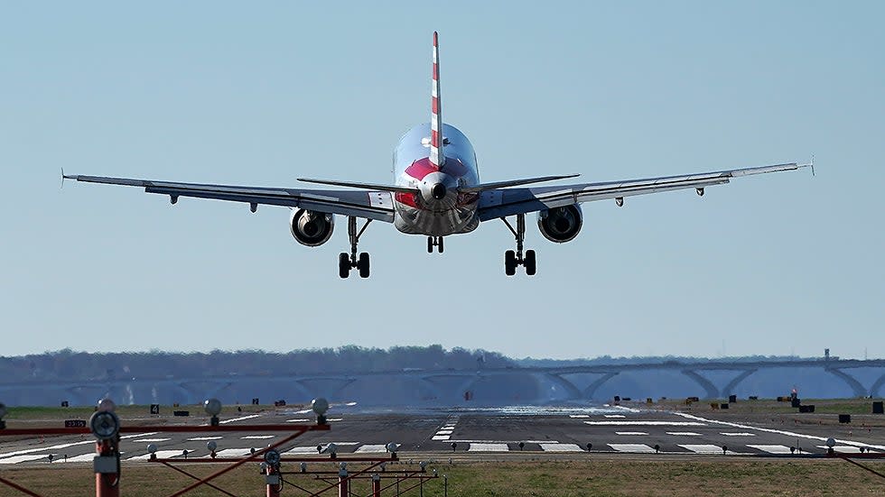 An American Airlines A319 lands at DCA