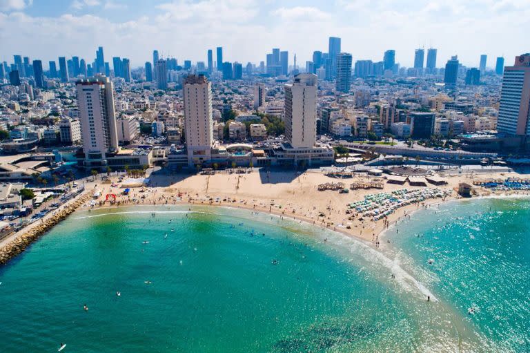 Tel Aviv es una ciudad en la costa del Mediterráneo de Israel, cosmopolita y moderna. También se caracteriza por sus edificios Bauhaus austeros de la década de 1930 y sus playas atractivas.