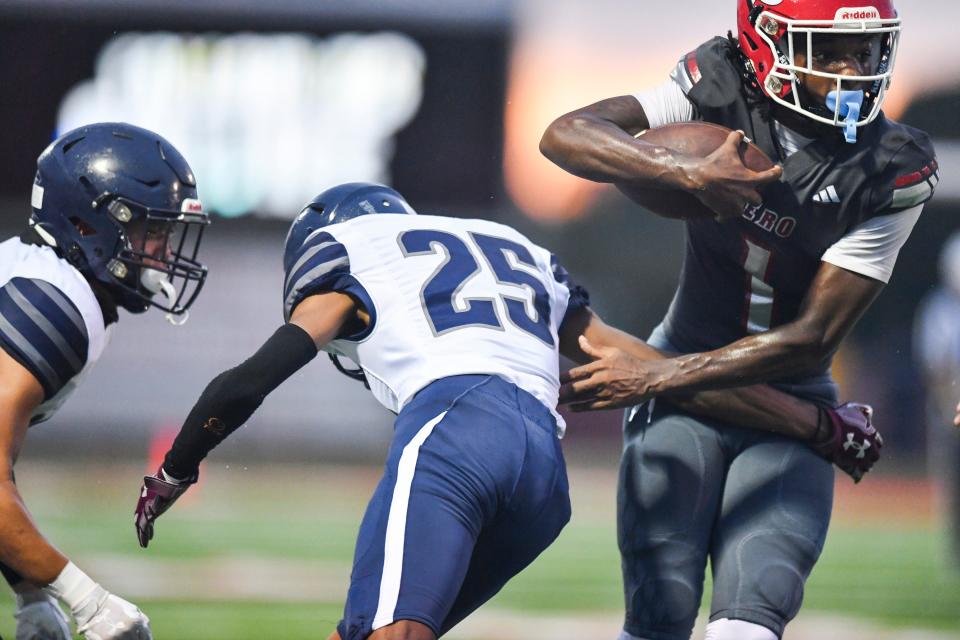 Vero Beach's Isaiah Roberts breaks free from William T. Dwyer's Naim Banks in a high school preseason football game, Thursday, Aug. 17, 2023.