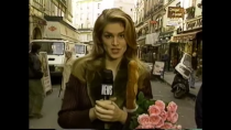 En 1989, la chaîne américaine MTV surfe sur la fascination qu’exercent les top models et lance <em>House of Style</em>. Elle confie les clés de l’émission à Cindy Crawford qui nous embarque dans les coulisses de la mode à travers le monde, interviewe ses copines mannequins et les plus grands stylistes. Trente ans plus tard, le supermodel se remémore avec plaisir cette expérience dans les colonnes de <em>CR</em> : <em>"Quand je visionne les anciens épisodes, je me rappelle du plaisir qu’on a tous pris à faire cette émission. Il n’y avait aucune règle et notre but était de présenter la mode de manière fun et accessible"</em>. Un programme culte à voir et revoir pour les fashionistas. <em>©capture écran Youtube House of Style</em>