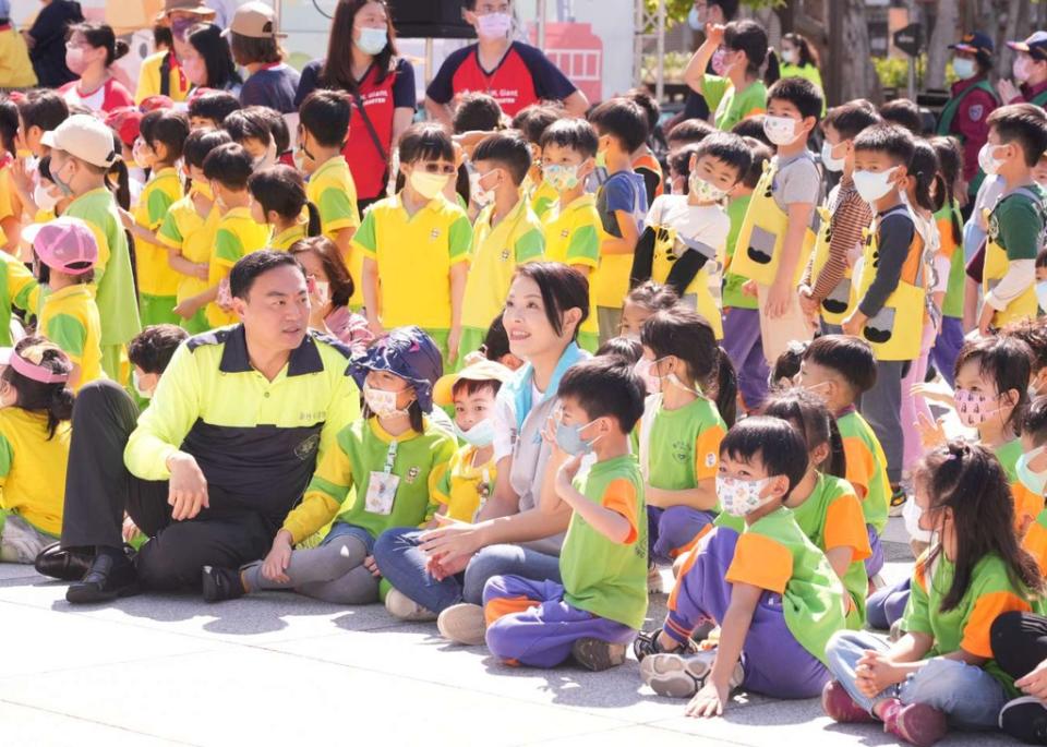 《圖說》新竹市長高虹安與400名幼童一同參與幼兒園消防體驗活動。（圖／新竹市政府提供）