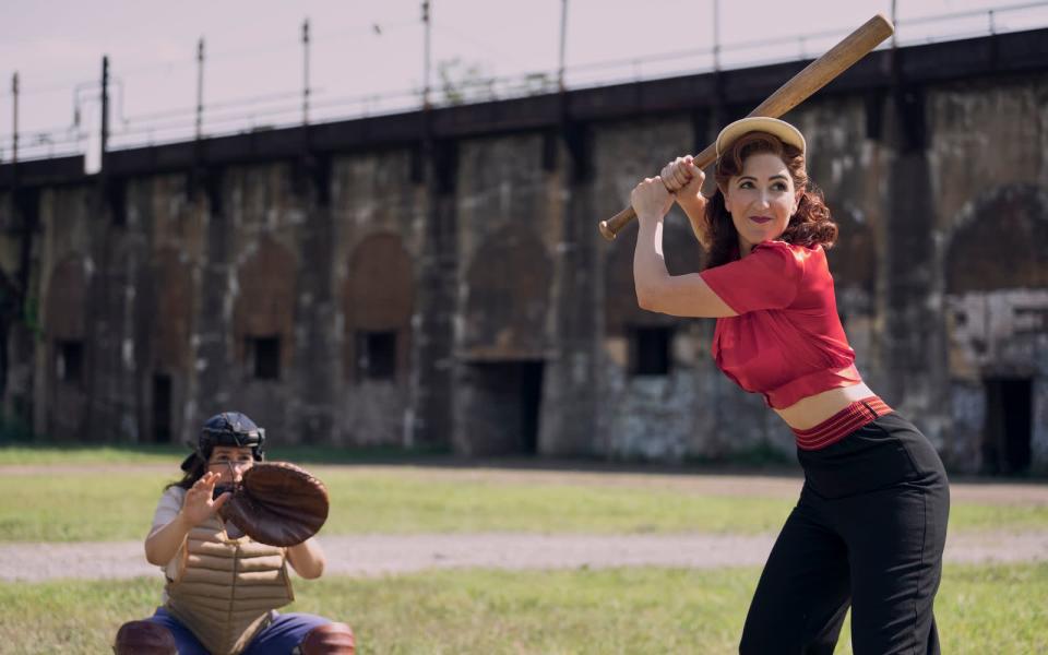 Greta (D'Arcy Carden, rechts) entdeckt ihre Liebe zu Baseball. (Bild: Amazon Studios)