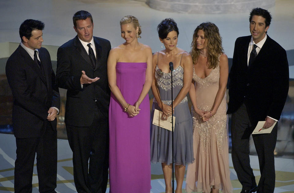 En esta foto del 22 de septiembre del 2002, los astros de la serie de TV "Friends", de izquierda a derecha Matt LeBlanc, Matthew Perry, Lisa Kudrow, Courteney Cox Arquette, Jennifer Aniston y David Schwimmer, durante la ceremonia de los Premios Emmy en el Shrine Auditorium en Los Angeles. (AP Foto/Kevork Djansezian, Archivo)