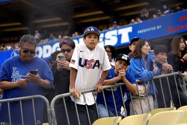 球迷在DodgerFest現場爭睹大谷翔平。（美聯社）