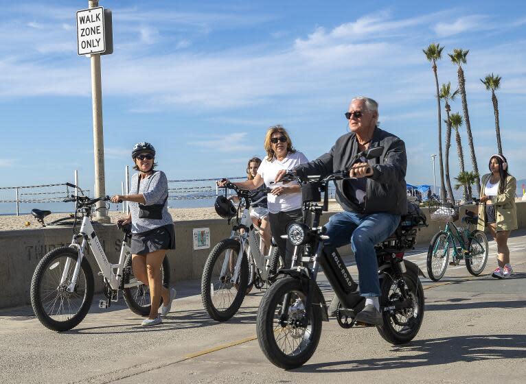 HERMOSA BEACH, CA-NOVEMBER 10, 2023, 2023:A man rides his e-bike on the Strand in Hermosa Beach as others walk their e-bikes in a walk only zone. In Hermosa Beach, it's against city code to use electric power on the Strand, but many e-bike riders do so anyway. (Mel Melcon / Los Angeles Times)
