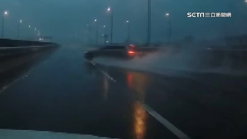 車輛疑似失去抓地力而失控打滑，產生「水漂現象」。