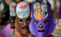 <p>Zum Internationalen Frauentag haben sich Frauen auf einer Kundgebung in Bangladeschs Hauptstadt Dhaka maskiert. (Bild: AP Photo/A:M: Ahad) </p>