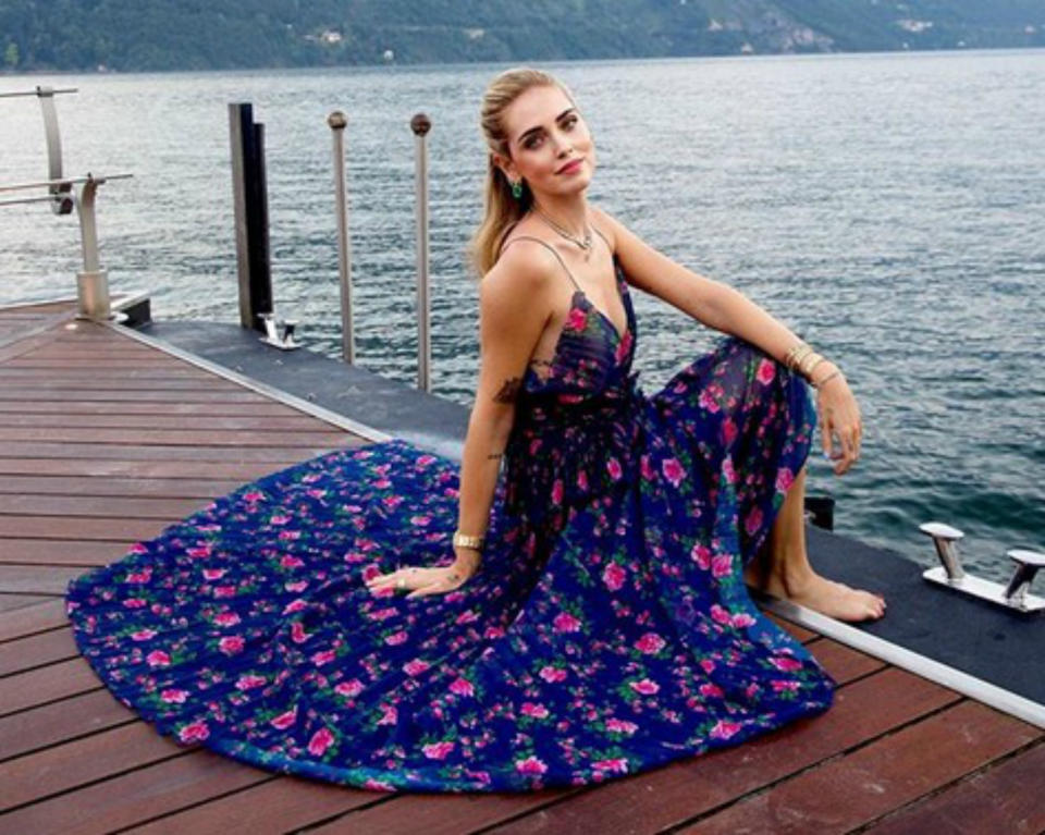 La<em> influencer</em> de los 20 millones de seguidores casi nunca nos decepciona con sus estilismos y el 27 de junio no hizo una excepción. Y es que Chiara Ferragni estaba radiante con el vestido de Philosophy di Lorenzo Serafini que escogió para cenar en el Lago de Como. (Foto: Instagram / <a href="https://www.instagram.com/p/CB81eV2J736/" rel="nofollow noopener" target="_blank" data-ylk="slk:@chiaraferragni;elm:context_link;itc:0;sec:content-canvas" class="link ">@chiaraferragni</a>)