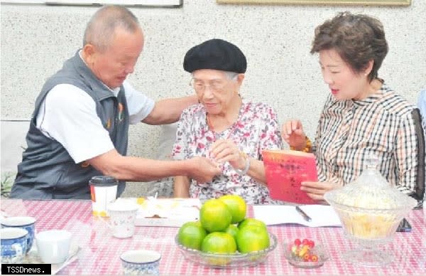 苗栗縣長徐耀昌與夫人蔡麗卿與一0五歲百歲人瑞翁薛玉雲奶奶共進麥當勞鬆餅及玉米濃湯早餐、閒話家常。（記者江乾松攝）