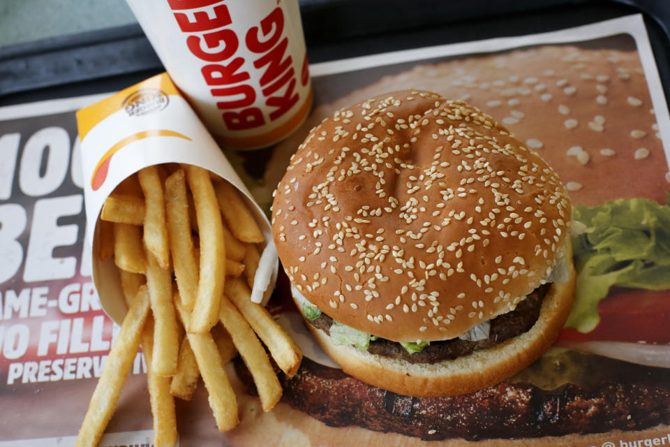 La demanda presentada argumenta que el tamaño del Whopper de los anuncios es un 35% superior al real. (Foto: AP Photo/Gene J. Puskar)