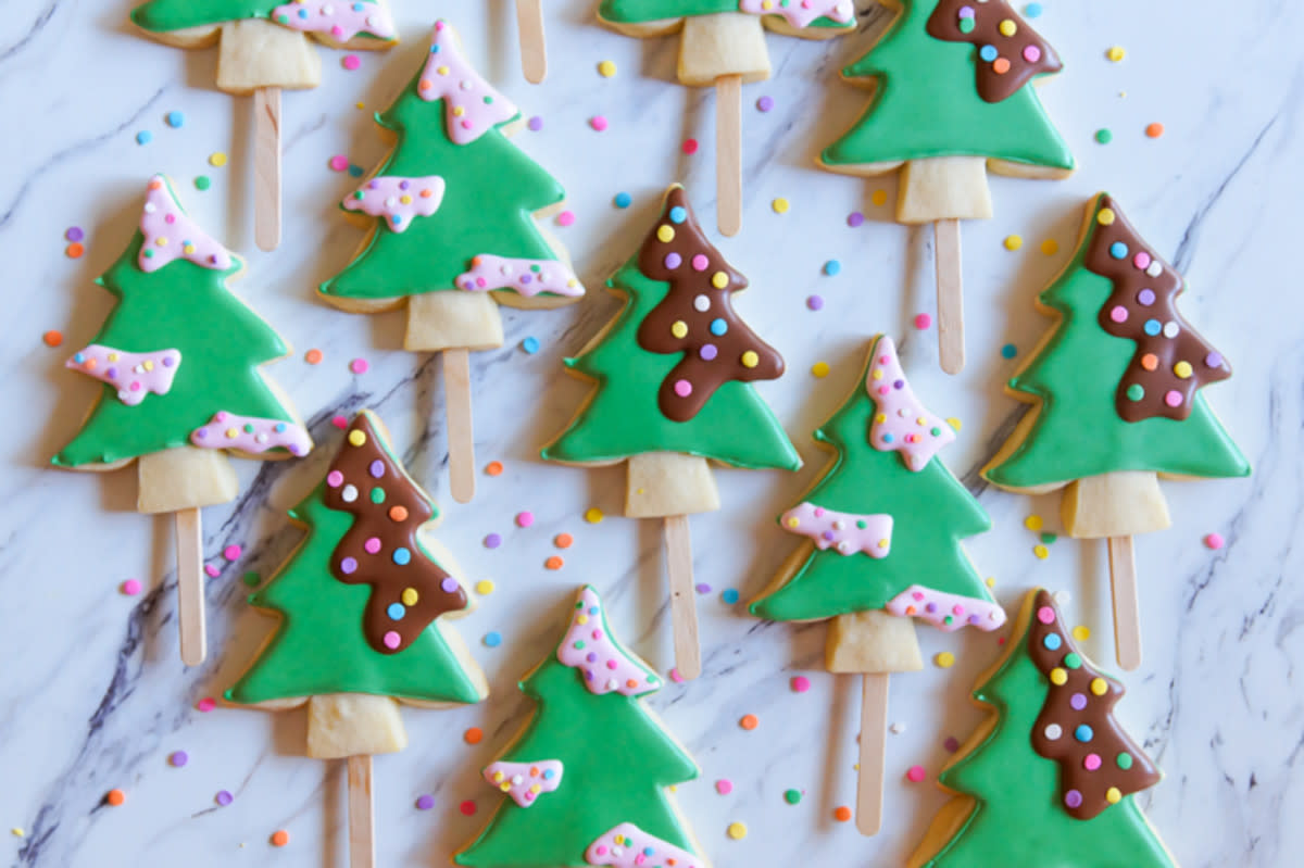 <p>Bake at 350</p><p>Anything is more fun on a stick!</p><p><strong>Get the recipe:<a href="https://www.bakeat350.net/2017/12/christmas-tree-cookie-pops.html" rel="nofollow noopener" target="_blank" data-ylk="slk:Christmas Tree Cookie Pops;elm:context_link;itc:0;sec:content-canvas" class="link rapid-noclick-resp"> Christmas Tree Cookie Pops</a></strong></p>