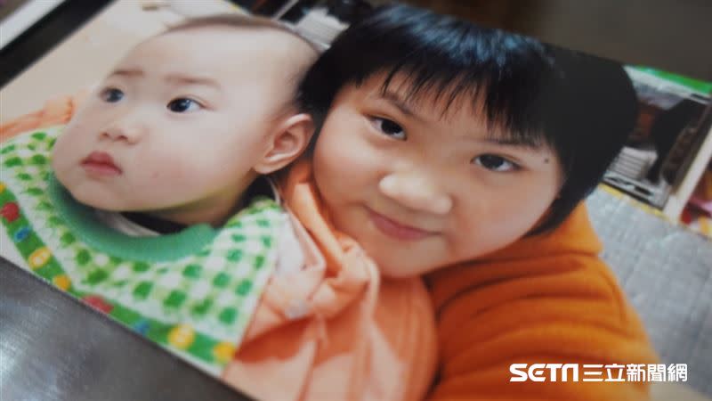 在大女兒小學3年級時，全家開心迎接次女歆懿出生，豈料歆懿竟罹患罕病。（圖／記者張雅筑翻攝）