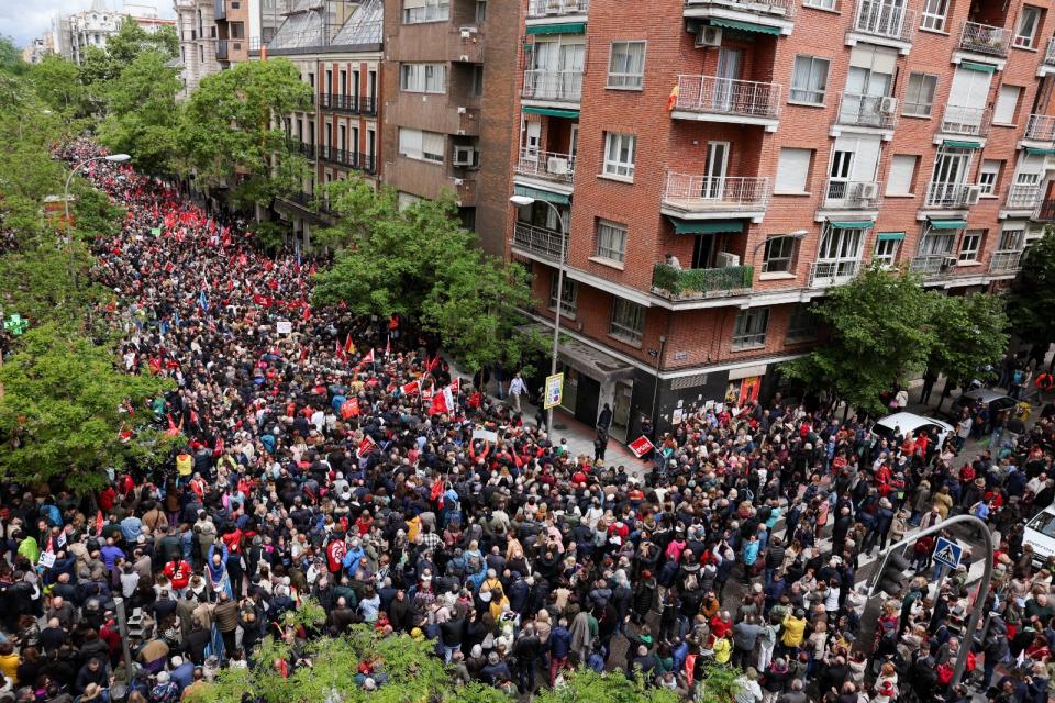 2024年4月27日，西班牙民眾在馬德里集會支持總理桑傑士，呼籲他別因為極右翼的假新聞拼貼指控而下台。路透社